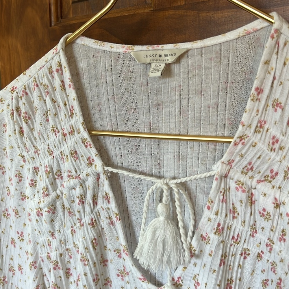 LUCKY BRAND Cottagecore Feminine Floral Pink Roses on White Blouse | S - Picture 3 of 8